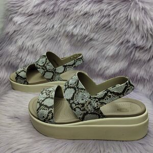 Crocs LiteRide Brooklyn Low Wedge Platform Sandals Snake Print Women Size 7 Grey